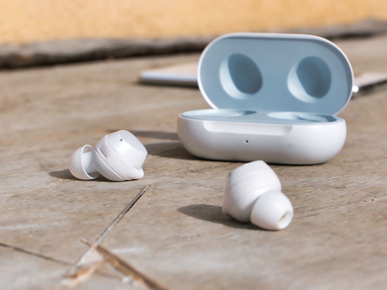 Na każdą słuchawkę Galaxy Buds nałożone są dwie różne gumki