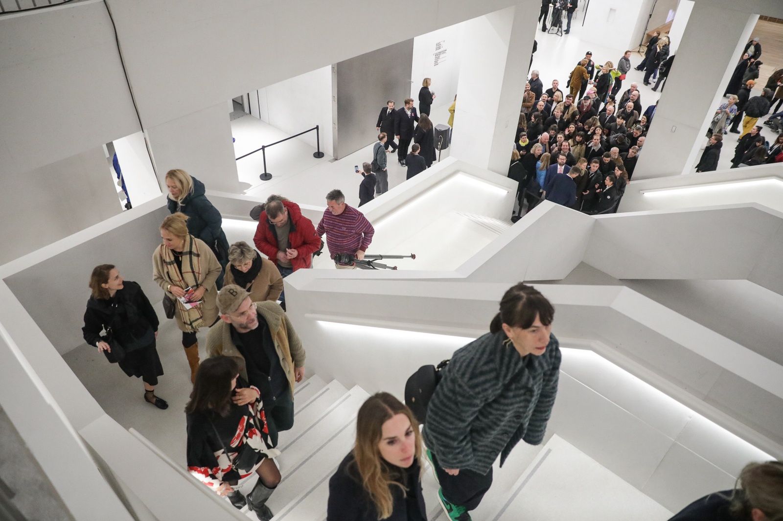Muzeum wypełnione było zwiedzającymi 