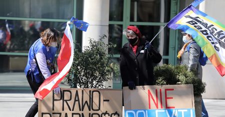 TK odroczył rozprawę ws. środków tymczasowych TSUE. Protest przed trybunałem
