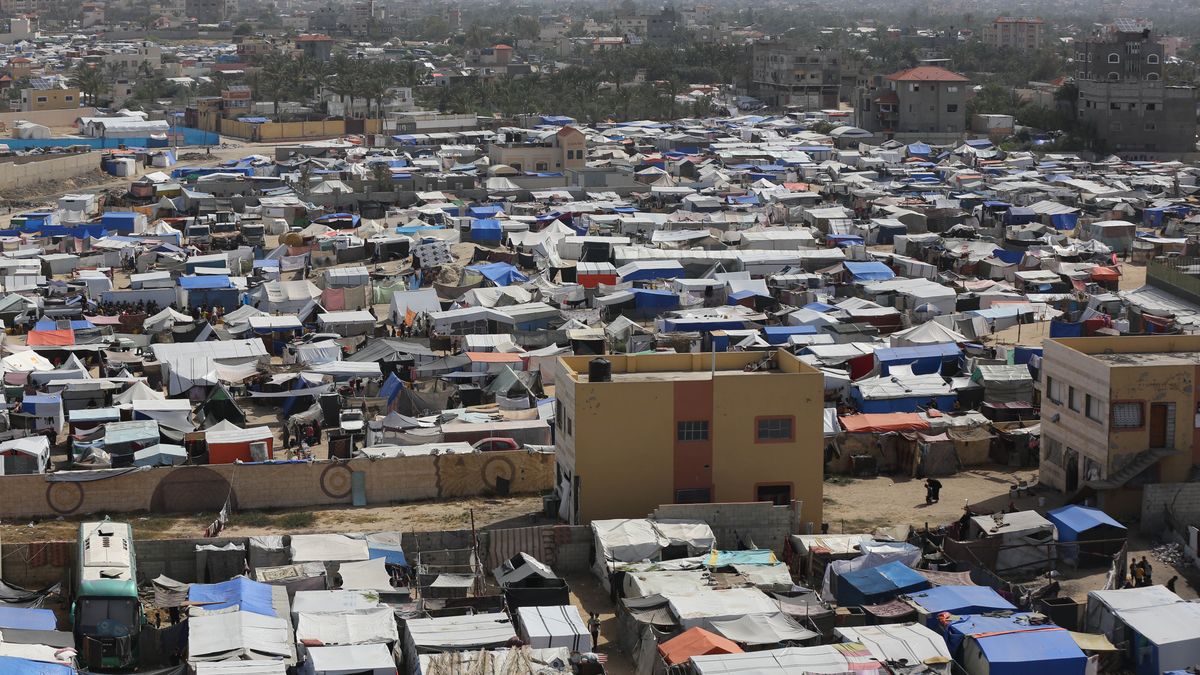 DEIR AL-BALAH, GAZA - MAY 10: Palestinians living in different parts of Rafah, where Israeli attacks are intense, packed their tents with the belongings they could take with them and migrated to Deir al-Balah city, Gaza on May 10, 2024. (Photo by Ashraf Amra/Anadolu via Getty Images)
