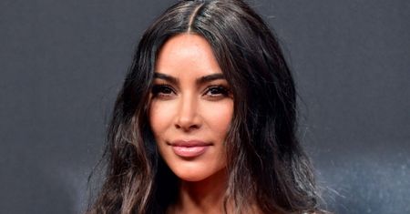 Kim Kardashian hasa po plaży w bikini. Fani skandują: "BOGINI"