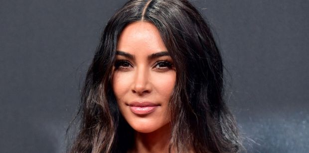 Kim Kardashian hasa po plaży w bikini. Fani skandują: "BOGINI"