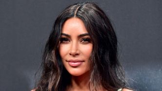 Kim Kardashian hasa po plaży w bikini. Fani skandują: "BOGINI"