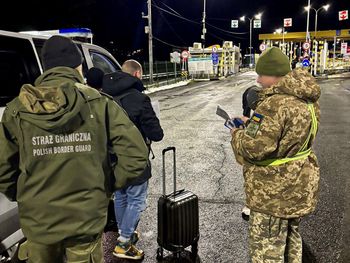 Olsztyn: Jeden wjechał w auto, drugi w znak. Obaj prowadzili po alkoholu