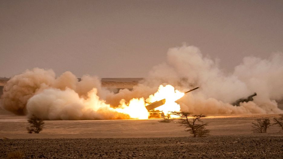 ?wiczenia wojskowe African Lion w MarokuUS M142 High Mobility Artillery Rocket System (HIMARS) launchers fire salvoes during the "African Lion" military exercise in the Grier Labouihi region in southeastern Morocco on June 9, 2021. (Photo by FADEL SENNA / AFP)FADEL SENNA