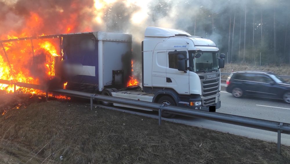 Ciężarówka stanęła w płomieniach. To zrobił policjant