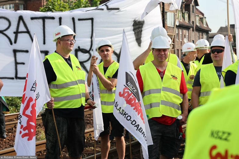 Zwi?zkowcy protestuj? przeciw zwolnieniom w PKP Cargo
3.9.2024 KATOWICE PROTEST SOLIDARNOSCI PRZECIW ZWOLNIENIOM W PKP CARGO FOT. KARINA TROJOK  DZIENNIK ZACHODNI  POLSKA PRESS