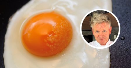 Gordon Ramsay robi jajka sadzone metodą kosteczki. Za każdym razem wychodzą perfekcyjne