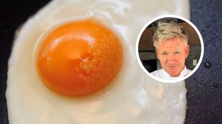 Gordon Ramsay robi jajka sadzone metodą kosteczki. Za każdym razem wychodzą perfekcyjne