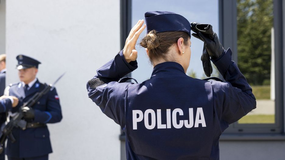 Liczba etatów Policji ustalana jest co roku w ustawie budżetowej. Wiemy, ile teraz jest etatów, i ile wakatów