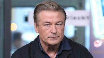 Alec Baldwin "BYŁ ROZTRZĘSIONY" po postrzeleniu dwóch osób na planie. Świadek ujawnił, co mówił do reszty ekipy