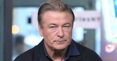 Alec Baldwin "BYŁ ROZTRZĘSIONY" po postrzeleniu dwóch osób na planie. Świadek ujawnił, co mówił do reszty ekipy