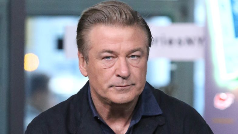 Alec Baldwin "BYŁ ROZTRZĘSIONY" po postrzeleniu dwóch osób na planie. Świadek ujawnił, co mówił do reszty ekipy