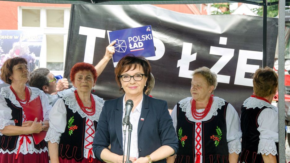 W tle za Elżbietą Witek widniał baner  z hasłem "TVP łże"