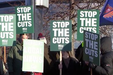 Dziennikarze STV protestują przeciwko przymusowym zwolnieniom. 