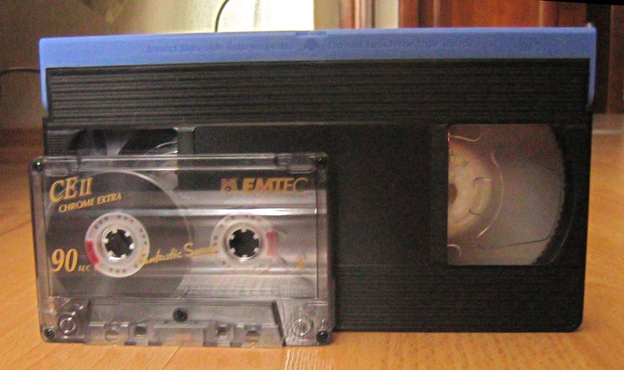 Porównanie kasety VHS z magnetofonową