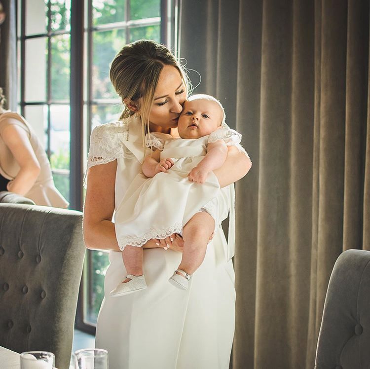 Marta Glik trzyma w objęciach córeczkę