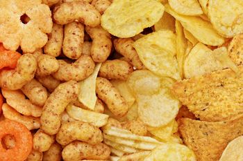 Chipsy, a może prażynki. Która przekąska jest zdrowsza?