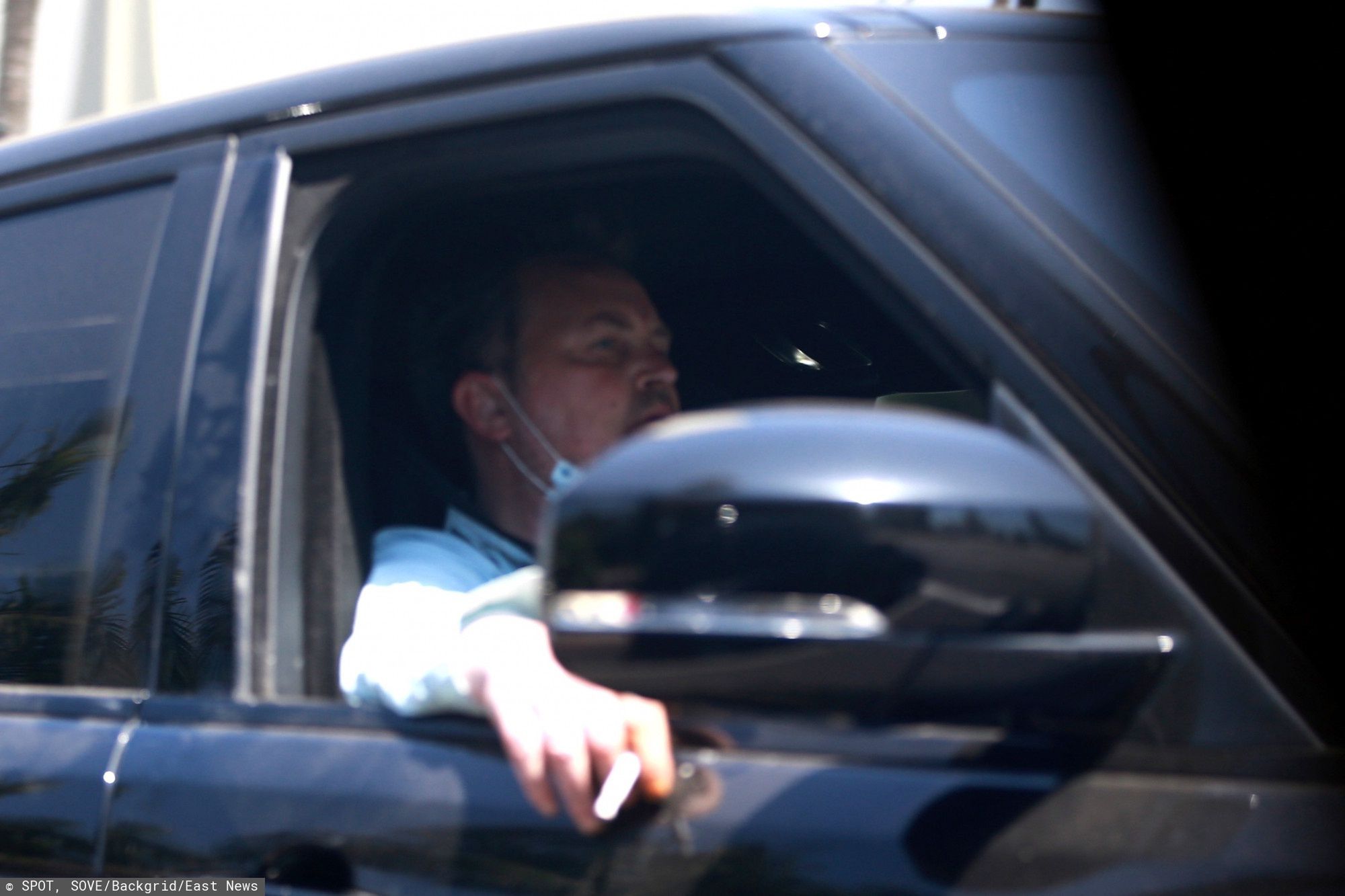 Zmęczony Matthew Perry wyłania się z budynku w Beverly Hills