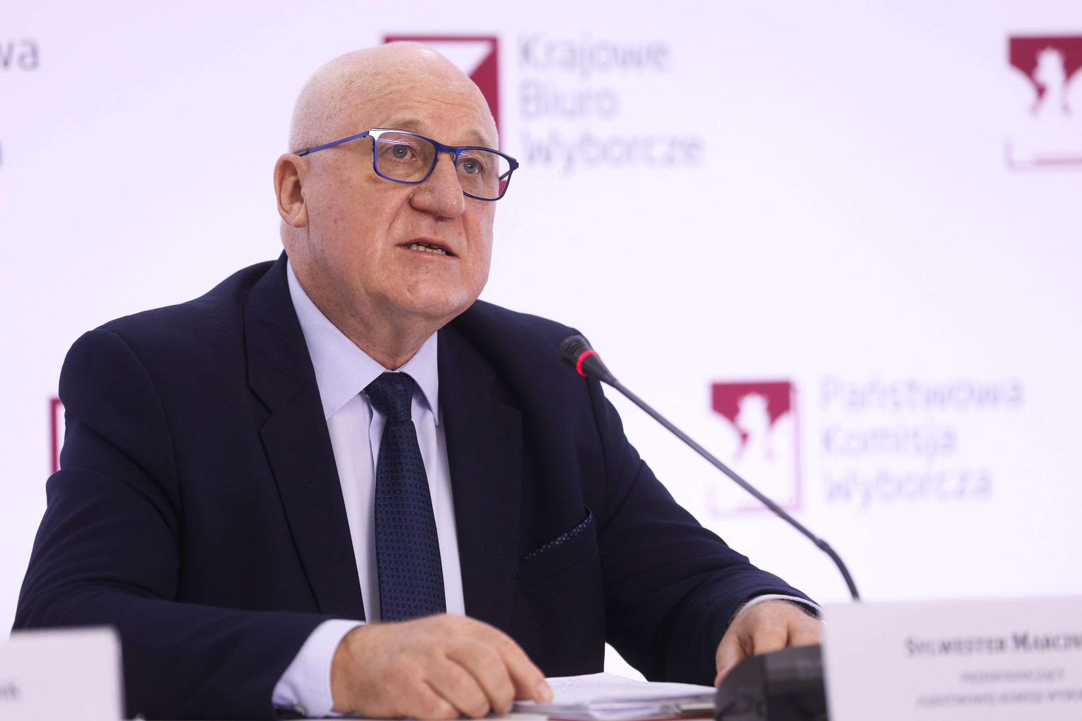Warszawa, 13.10.2023. Przewodniczący Państwowej Komisji Wyborczej Sylwester Marciniak podczas briefingu prasowego w siedzibie Kancelarii Prezydenta RP w Warszawie, 13 bm. Spotkanie dot. zarządzonycj na 15 października 2023 r. wyborów do Sejmu i Senatu Rzeczypospolitej Polskiej. (jm) PAP/Rafał Guz