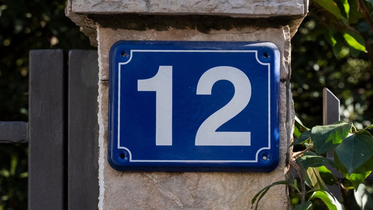 Tabliczka z numerem adresowym domu.
