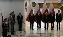 Na odsłonięciu tablicy Lecha Kaczyńskiego w Sejmie tylko operatorzy i fotoreporterzy, dziennikarze narzekają