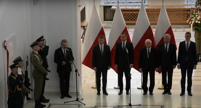 Na odsłonięciu tablicy Lecha Kaczyńskiego w Sejmie tylko operatorzy i fotoreporterzy, dziennikarze narzekają