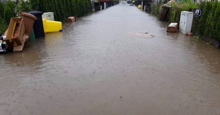 Lublin miejscami nadal pod wodą. Zalana ul. Skowronkowa, stoi tam 30 cm wody