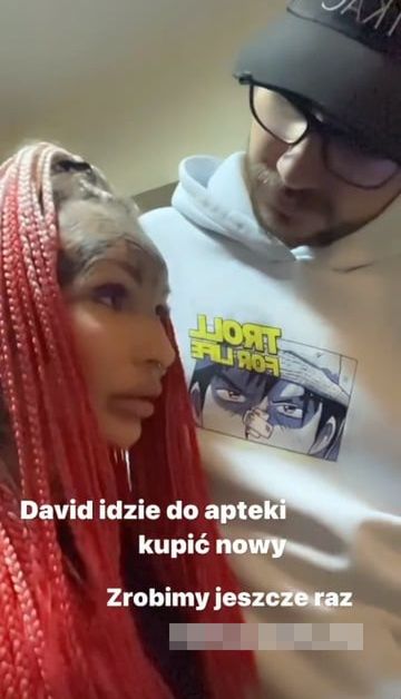 Adrianna Eisenbach robi test ciążowy