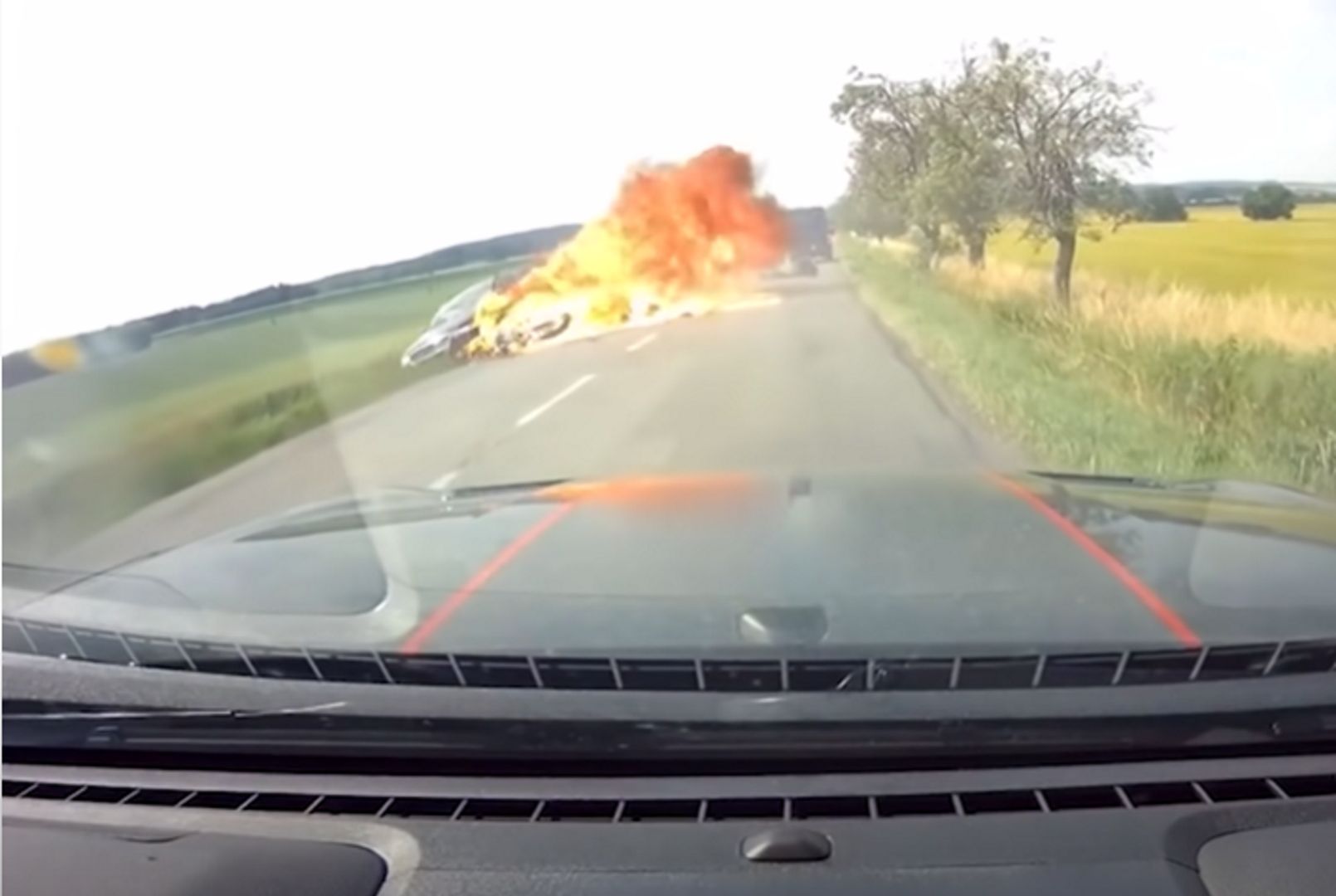 Pojazdy zamieniły się w kulę ognia. Dramatyczne nagranie z Czech