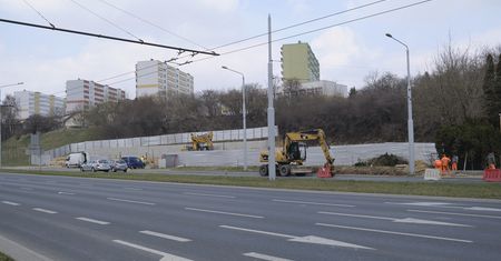 Kierowcy stoją w korkach na ul. Jana Pawła II, a na budowie stacji paliw nic się nie dzieje?