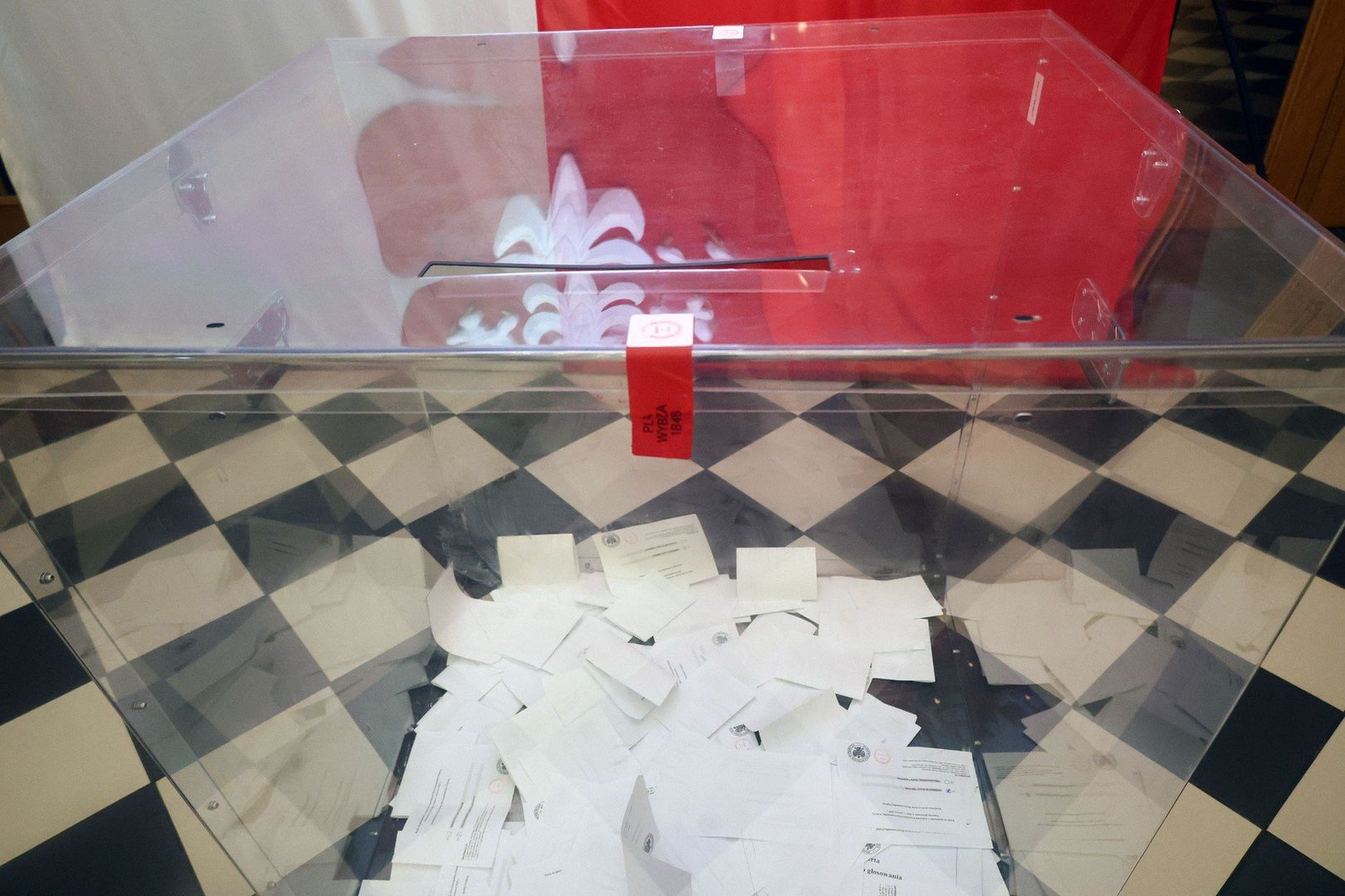 Sąd Najwyższy dopuścił ponowne przeliczenie głosów w 12 obwodowych komisjach.
