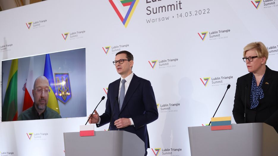 Konferencja po spotkaniu Trójkąta Lubelskiego. Nz. premier Ukrainy Denys Szmyhal (zdalnie), premier Polski Mateusz Morawiecki i premier Litwy Ingrida Simonyte