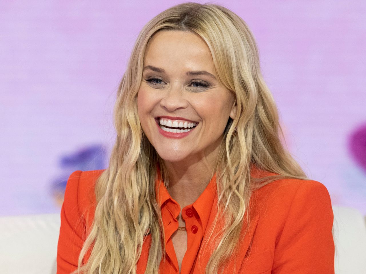 Reese Witherspoon odczarowała szarą jesień. Pokazała się w odważnym garniturze