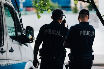 41-latek zmarł w karetce. Wcześniej obezwładniła go policja