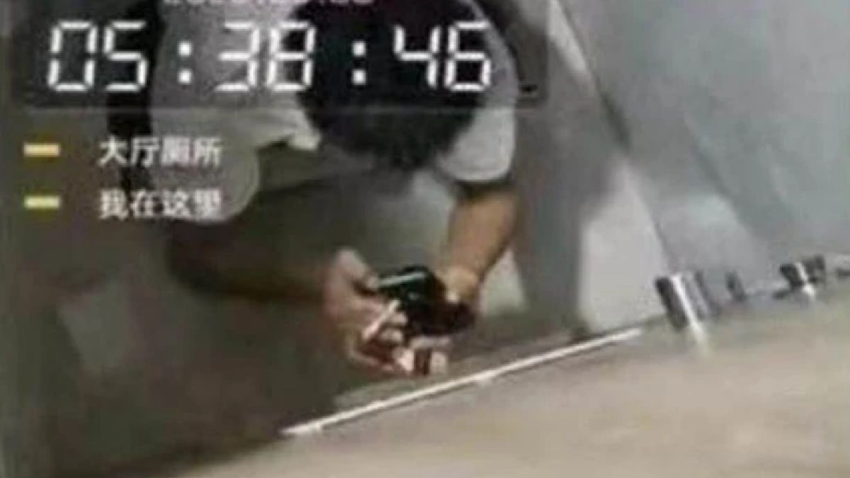 Jak donosi prasa, chiński szef pilnuje pracowników nawet w toalecie.