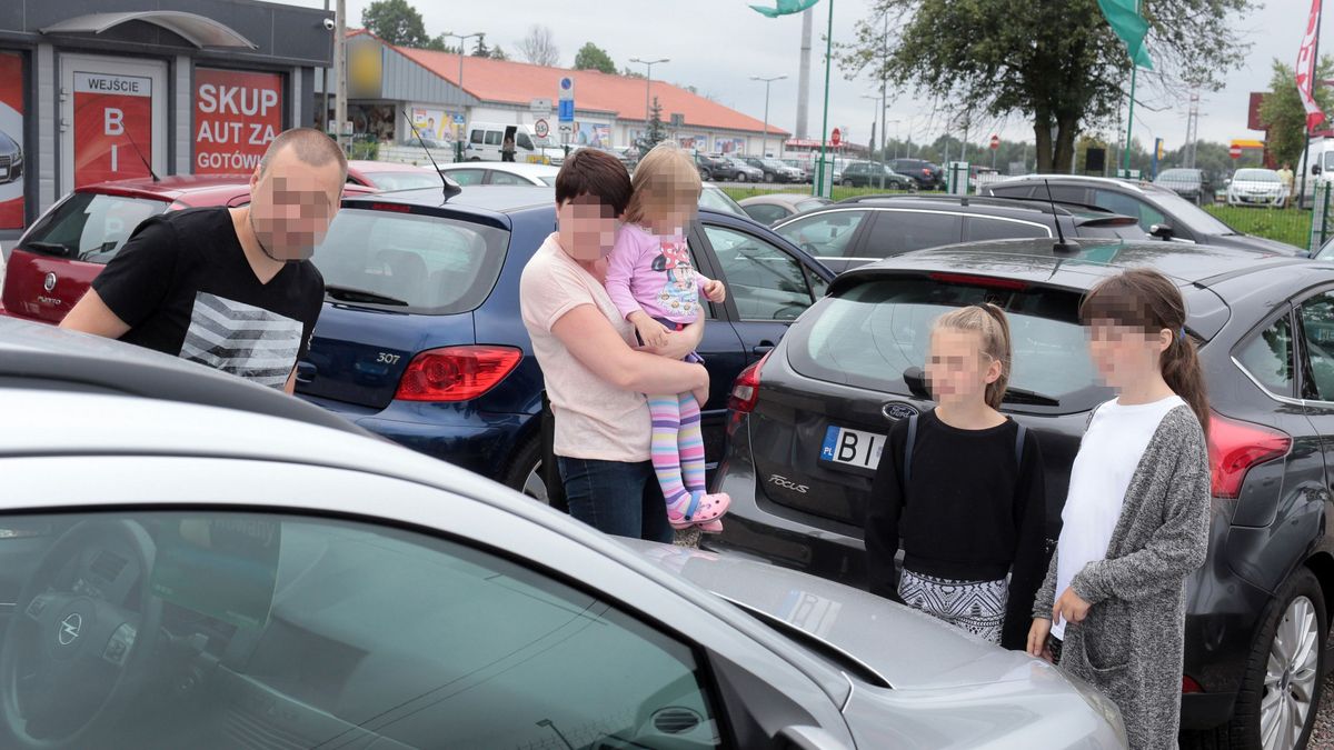 Wiele sprowadzonych z zagranicy samochodów trafia do komisów. Teraz mają one znacznie mniej klientów