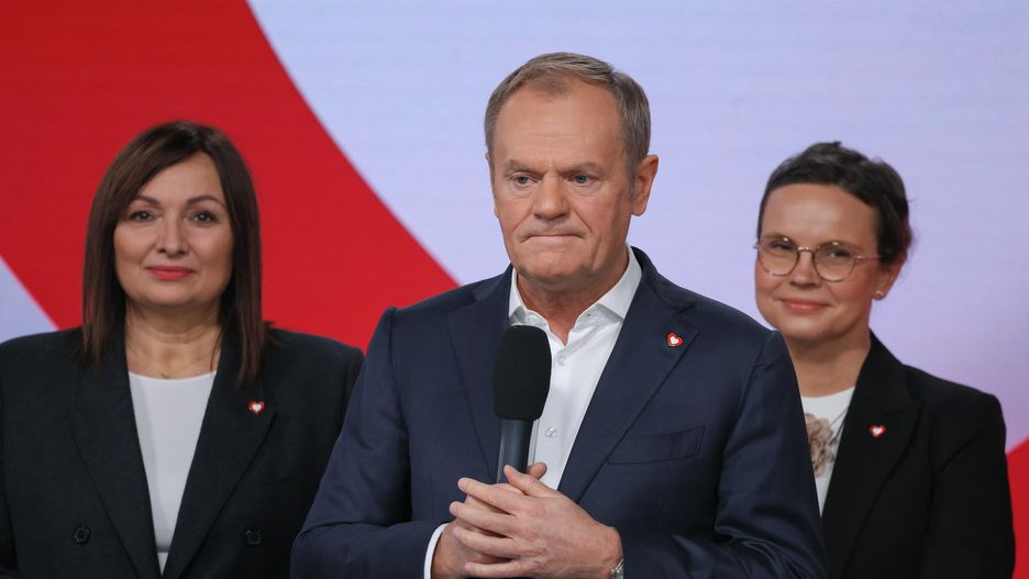 Warszawa, 23.11.2024. Premier Donald Tusk, wicemarszałek Sejmu Monika Wielichowska (L) oraz radna Sejmiku Mazowieckeigo Wioletta Paprocka-Ślusarska (P) podczas Rady Krajowej Platformy Obywatelskiej, 23 bm. w sali konferencyjnej Kultura Wysoka w Warszawie. Kandydatem KO w wyborach prezydenckich został prezydent Warszawy Rafał Trzaskowski. (jm) PAP/Paweł Supernak