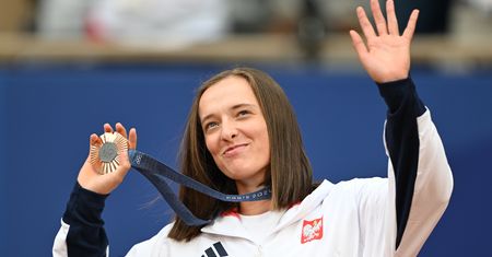 Iga Świątek stanęła na podium. Z dumą unosiła medal