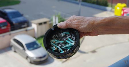 Jest sposób na balkonowych palaczy. Prawnik pokazuje przepis