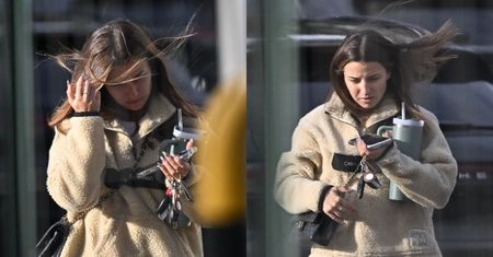 Naturalna Julia Wieniawa walczy z wiatrem w drodze do pracy