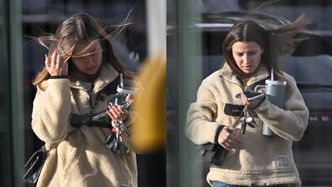Naturalna Julia Wieniawa walczy z wiatrem w drodze do pracy