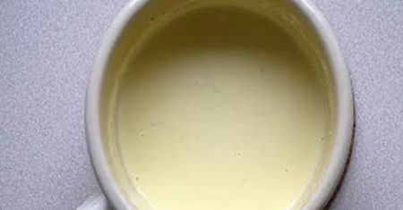 Przepis na sos z serka topionego z ziołami. Idealny do warzyw na parze