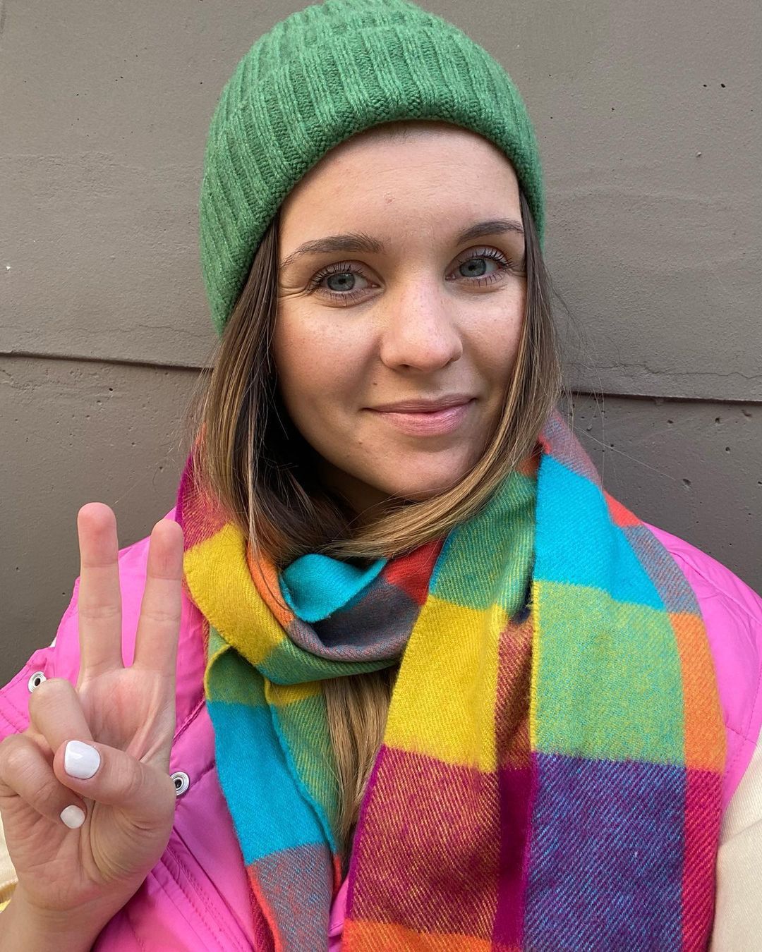 Barbara Kruk w kolorowym szaliku pokrytym wzorem kraty
Instagram/ciaobasia