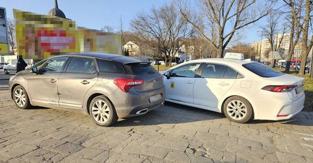 Kierujący toyotą uderzył w bok DS na rondzie w centrum Lublina