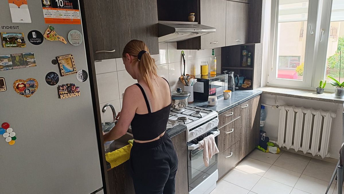 Olga w swoim mieszkaniu użyczonym