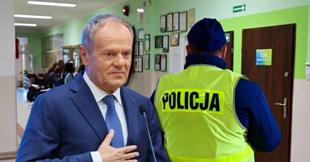 Tusk o policji w szkołach. "Tak, jesteśmy przeczuleni"