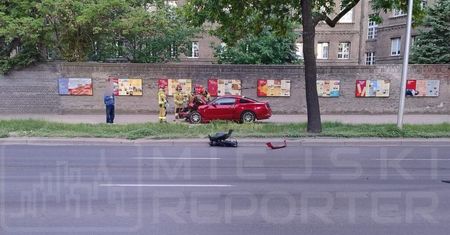 Warszawa: Mustangiem wjechał w dwie osobówki i wpadł na chodnik. Jedna osoba trafiła do szpitala