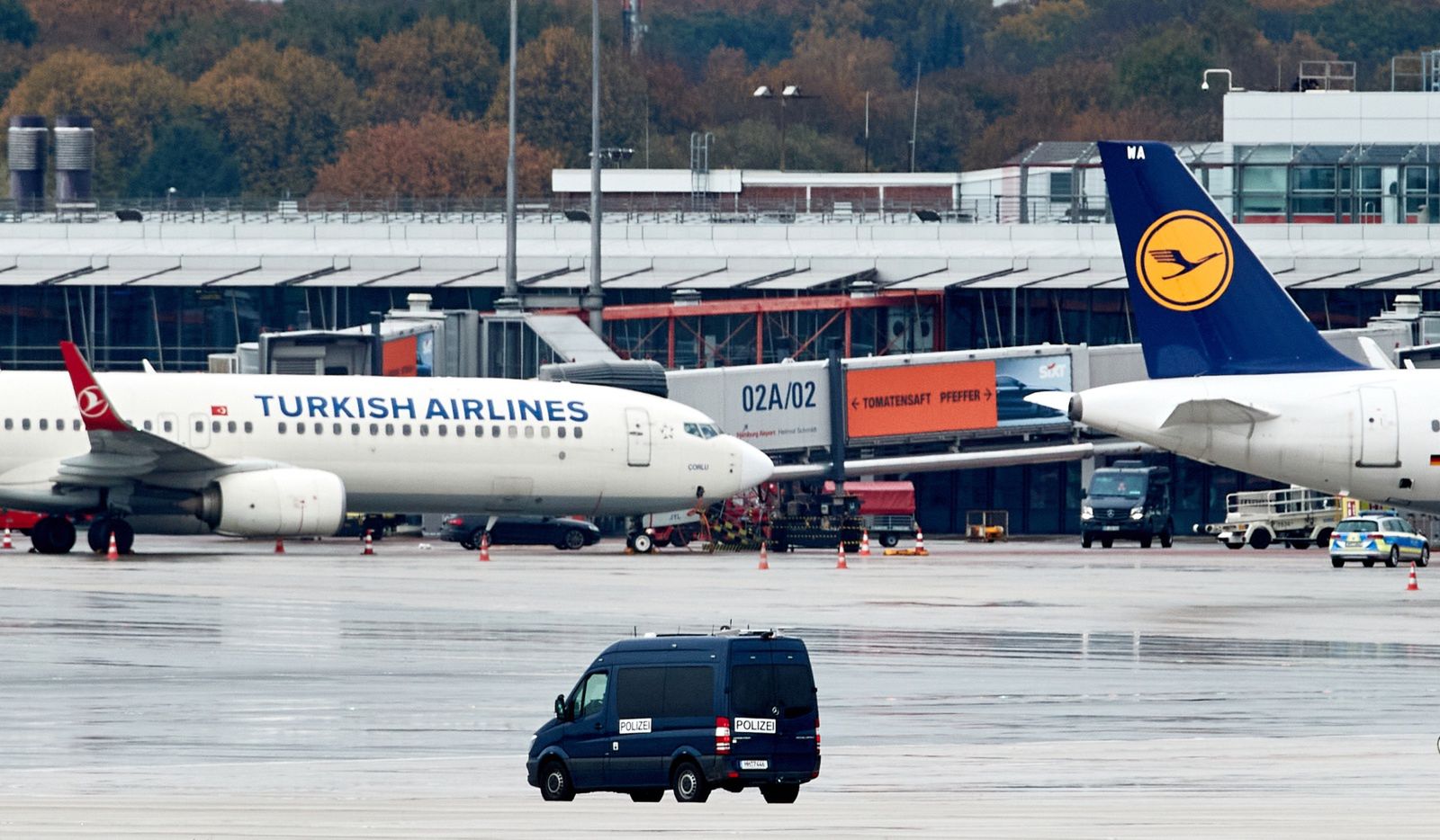 Hamburg airport remains closed after armed man broke through a gate
epa10959124 Police secures the area of the airport in Hamburg, Germany, 05 November 2023, after an armed man broke through security and entered the grounds of the airport the previous day. Police are assuming a "static hostage situation" the Hamburg police wrote on X, formerly known as Twitter. The wife of the man contacted police earlier about a possible child abduction. The airport remains closed aircraft traffic is still halted as Police negotiates with the man.  EPA/GEORG WENDT 
Dostawca: PAP/EPA.
GEORG WENDT