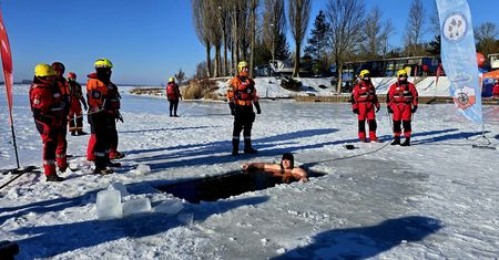 "Bezpieczna zima z WOPR" – specjalistyczne szkolenie ratownictwa lodowego w Płocku!